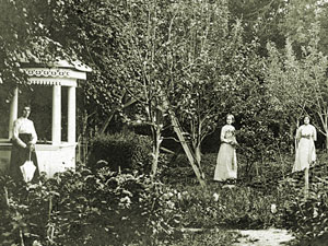 Анна и Елизавета Акимовы с матерью в саду