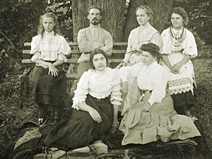 Анна и Елизавета Акимовы с друзьями в саду