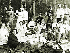 Пикник, крайняя слева - Анна Акимова