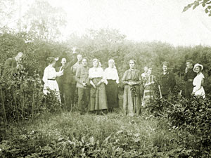 В саду у Акимовых. 15 июля 1918 г.