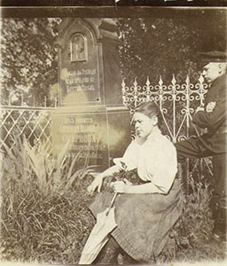 У памятника Александре Ивановне Смирновой (1854 - 1906)