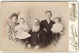 Смирнов П.И. с дочерью Анной Павловной (Гуляевой), ее мужем и детьми