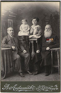 Смирнов П.И.с дочерью Марией Павловной (Пелевиной), ее мужем и ребенком