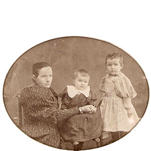Анна Александровна Белосельская (Ткачева) с детьми Евдокией и Иваном (1898 г.).